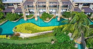einen Luftblick auf ein Resort mit einem Pool in der Unterkunft Hilton Sanya Yalong Bay Resort & Spa in Sanya