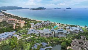 Hilton Sanya Yalong Bay Resort & Spa في سانيا: اطلالة جوية لمنتجع بجانب المحيط
