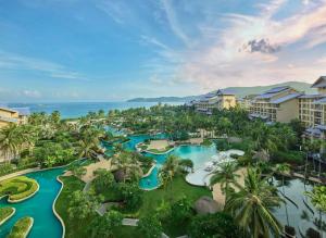 eine Luftansicht eines Resorts mit Wasserparks in der Unterkunft Hilton Sanya Yalong Bay Resort & Spa in Sanya