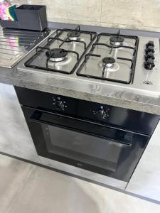 a stove top oven sitting under a counter at Holiday House Catania in Catania