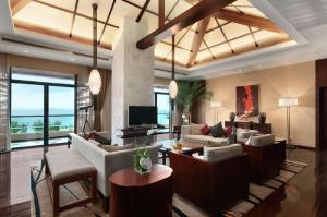 TV a/nebo společenská místnost v ubytování Hilton Sanya Yalong Bay Resort & Spa