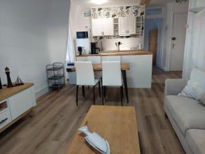 - un salon avec un canapé et une table dans l'établissement Au gré des marées 2 appartement face à la mer 2ème étage, à Ault