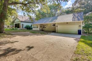 Spirit LakeにあるWaterfront Spirit Lake Vacation Rental with Dock!のガレージ付き家