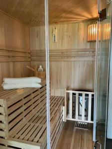 una sauna con pareti in legno e pavimenti in legno di Luxusferienwohnung mit Sauna - NEUBAU a Ofterschwang
