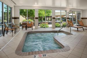 Bazén v ubytování Courtyard Mankato Hotel & Event Center nebo v jeho okolí