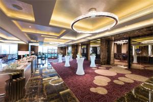 Restaurace v ubytování Hilton Shenzhen Futian, Metro Station at Hotel Front Door, Close to Futian Convention & Exhibition Center