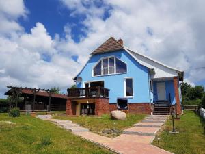 une maison bleue avec un toit en gambrel dans l'établissement Holiday home Inselperle, Putbus, à Wreechen