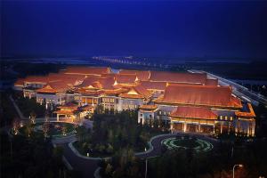 een groot gebouw met rode daken 's nachts bij Hilton Tianjin Eco-City in Binhai