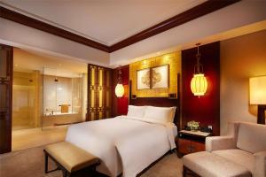 Giường trong phòng chung tại Hilton Tianjin Eco-City