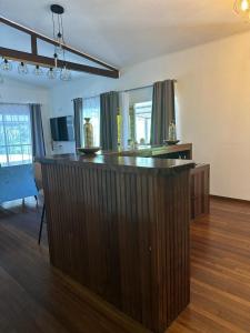 馬羅尼河畔聖羅蘭的住宿－Villa REYDISIA，客厅里设有带木制酒吧的厨房