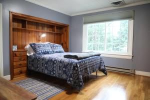 Schlafzimmer mit einem Bett und einem Fenster in der Unterkunft Duke Forest Gem! 3br, Sleeps 7 in Durham