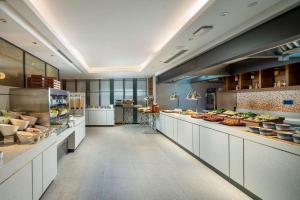 a large kitchen with lots of food on display at Hilton Garden Inn Guizhou Maotai Town in Maotai