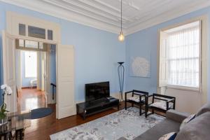 uma sala de estar com um sofá e uma lareira em 708 Mugnano House Aveleda em Vila do Conde