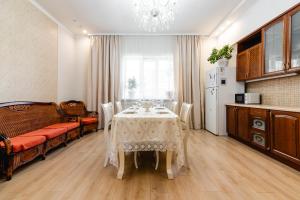 Η κουζίνα ή μικρή κουζίνα στο Уютный большой дом в Бесагаш