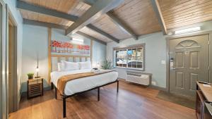 sypialnia z dużym łóżkiem i oknem w obiekcie Blue Jay Lodge w mieście South Lake Tahoe