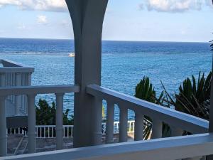 LodgeにあるRelaxing Space with an Awesome Viewのバルコニーからの海の景色