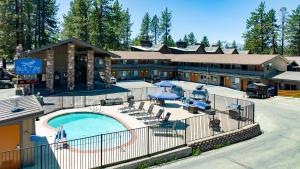un hotel con piscina y un complejo en Blue Jay Lodge en South Lake Tahoe