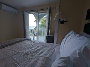 um quarto com uma cama e uma janela com vista em Relaxing Space with an Awesome View em Lodge