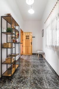 a room with a book shelf and a table at Raíces Vivas Vivienda Vacacional in Vega de San Mateo