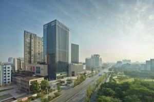 uma vista para uma cidade com edifícios altos em Doubletree By Hilton Yangzhou em Yangzhou