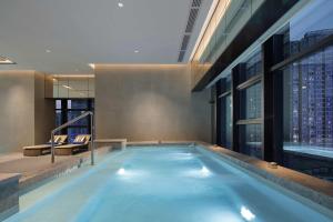 Bazén v ubytování Doubletree By Hilton Yangzhou nebo v jeho okolí