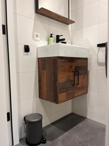 een badkamer met een wastafel en een toilet bij Erve Volthebrook in Rossum