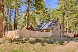een huis in het bos met een hek bij Black Bear Hideaway in South Lake Tahoe