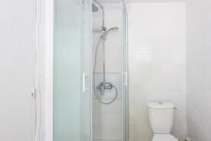 bagno con doccia e servizi igienici. di Cosy Gîte in Gabian with Beautiful River and Vineyard Views a Gabian