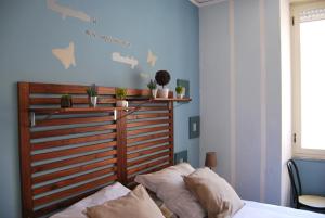 una camera con letto e testiera in legno di Spaccanapoli Bros. B&B a Napoli