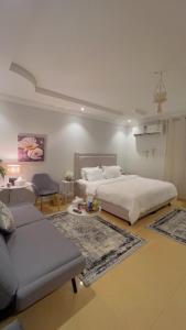 1 dormitorio con 1 cama y sala de estar con sofá en أستديو قريب من البوليفارد و أهم الأماكن السياحية قفل ذكي, en Riad