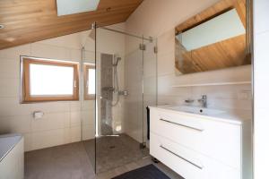 Koupelna v ubytování Ferienhaus Bergblick Bregenzerwald + 19 fotografií