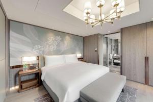 台北中山九昱希尔顿逸林酒店客房内的一张或多张床位