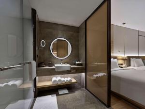 Postel nebo postele na pokoji v ubytování Doubletree By Hilton Beijing Badaling