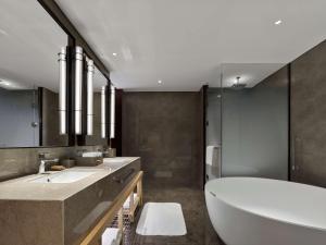 Koupelna v ubytování Doubletree By Hilton Beijing Badaling