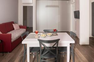 cocina y sala de estar con mesa y sillas en Borgo Fe' en Fermo