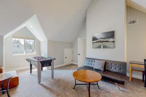 uma sala de estar com um sofá e uma mesa em Soft Tail Sanctuary em Bend