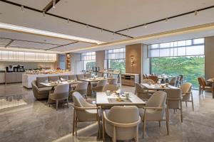 Restoran või mõni muu söögikoht majutusasutuses DoubleTree By Hilton Shenzhen Nanshan Hotel & Residences