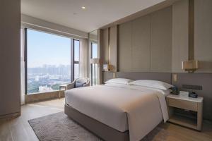 Voodi või voodid majutusasutuse DoubleTree By Hilton Shenzhen Nanshan Hotel & Residences toas