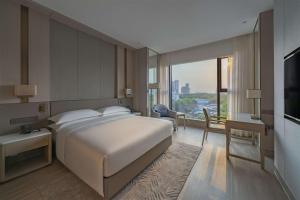 Voodi või voodid majutusasutuse DoubleTree By Hilton Shenzhen Nanshan Hotel & Residences toas