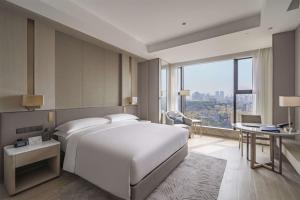 Voodi või voodid majutusasutuse DoubleTree By Hilton Shenzhen Nanshan Hotel & Residences toas