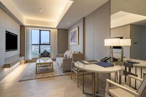 Televiisor ja/või meelelahutuskeskus majutusasutuses DoubleTree By Hilton Shenzhen Nanshan Hotel & Residences