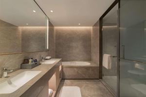 Vannituba majutusasutuses DoubleTree By Hilton Shenzhen Nanshan Hotel & Residences
