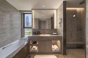 Vannituba majutusasutuses DoubleTree By Hilton Shenzhen Nanshan Hotel & Residences