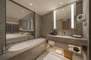 Vannituba majutusasutuses DoubleTree By Hilton Shenzhen Nanshan Hotel & Residences