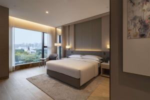 Voodi või voodid majutusasutuse DoubleTree By Hilton Shenzhen Nanshan Hotel & Residences toas