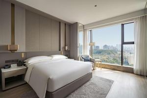 Voodi või voodid majutusasutuse DoubleTree By Hilton Shenzhen Nanshan Hotel & Residences toas