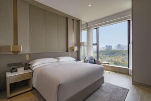 Voodi või voodid majutusasutuse DoubleTree By Hilton Shenzhen Nanshan Hotel & Residences toas