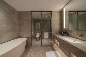 Vannituba majutusasutuses DoubleTree By Hilton Shenzhen Nanshan Hotel & Residences