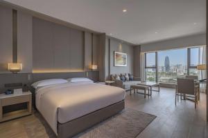 Voodi või voodid majutusasutuse DoubleTree By Hilton Shenzhen Nanshan Hotel & Residences toas