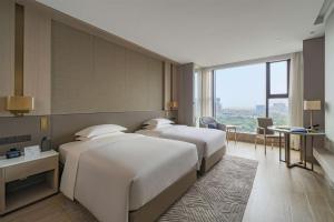 Voodi või voodid majutusasutuse DoubleTree By Hilton Shenzhen Nanshan Hotel & Residences toas